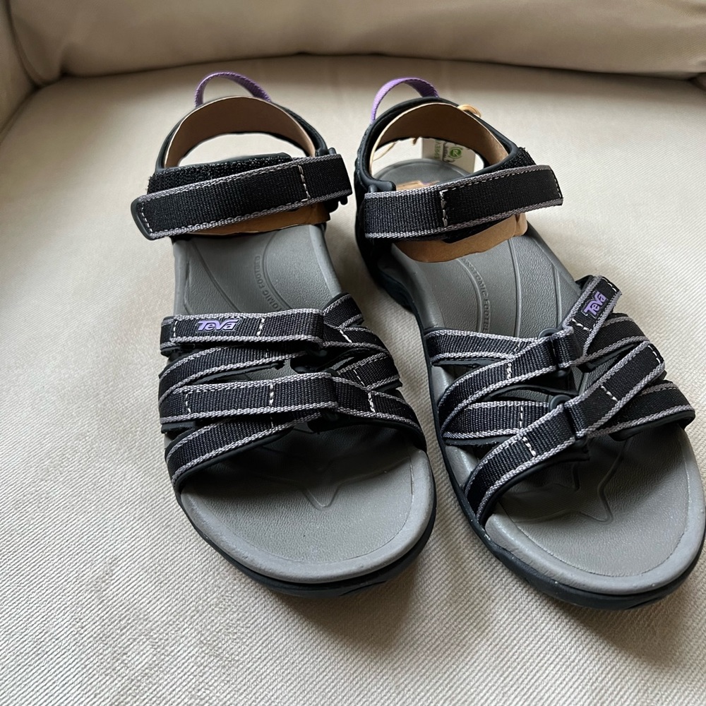 Women’s teva sandals size 6